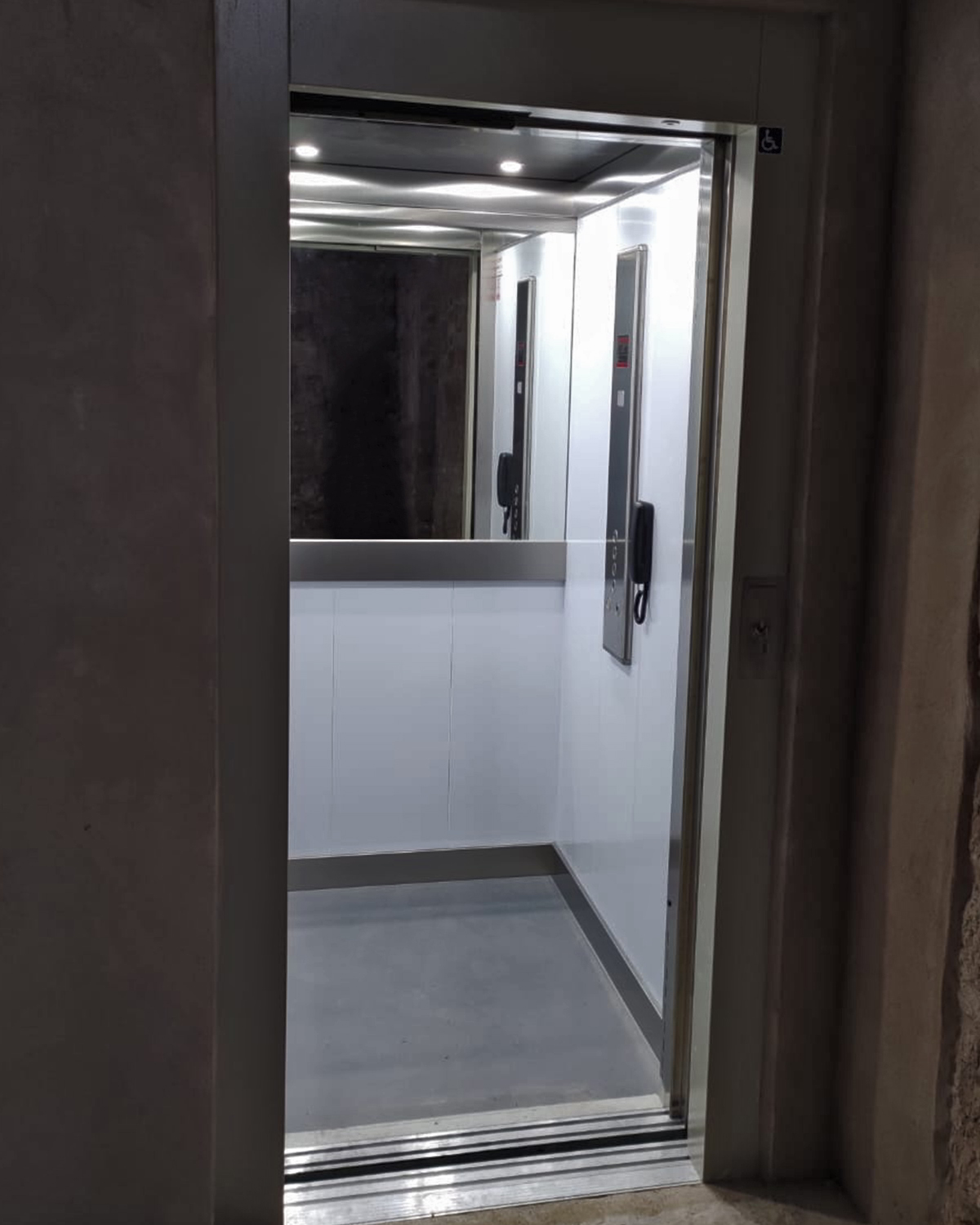 Elevador Domestico con cerradura de llave como medida de seguridad.