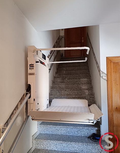 PLATAFORMA_SALVAESCALERAS_EN_SARIÑENA