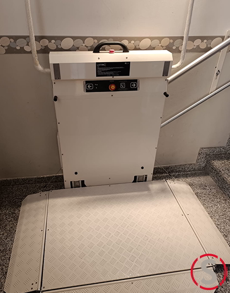 PLATAFORMA_SALVAESCALERAS_EN_SARIÑENA_CERCA