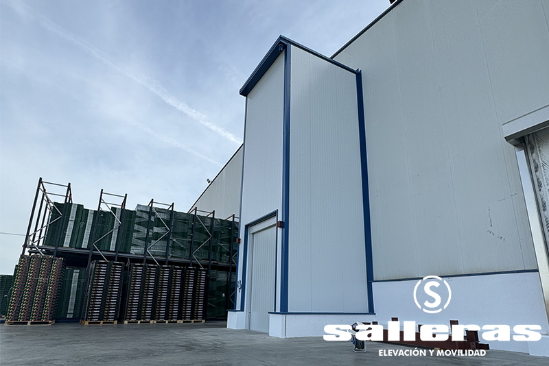 Instalación de un Montacargas Industrial para un almacén en Soses