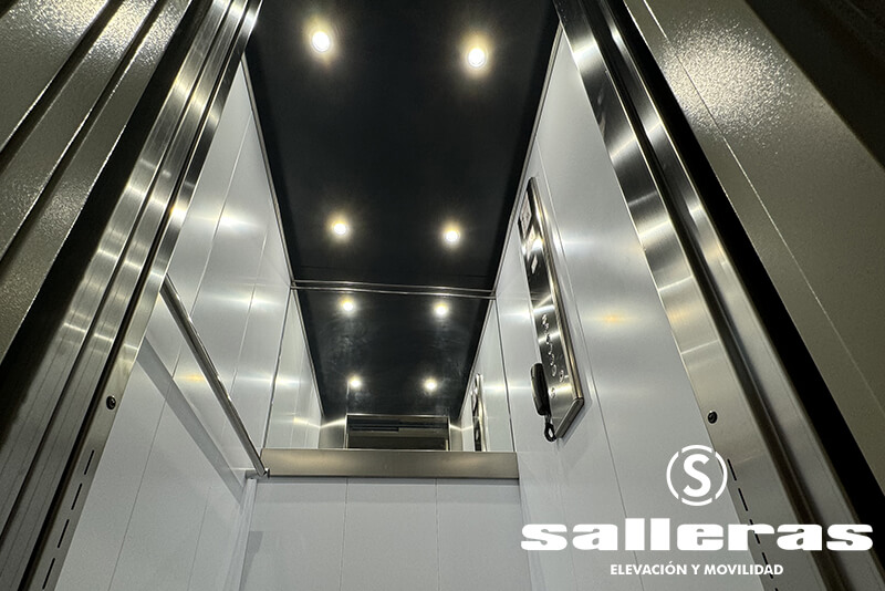 ¿Qué medidas debe tener un elevador hidráulico unifamiliar para ser accesible?